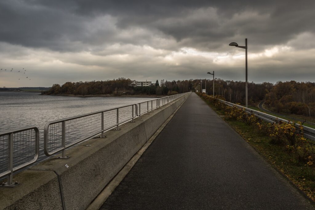 Staudamm der Talsperre/Stausee Bautzen